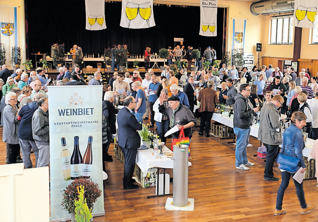 61 Winzer präsentieren Erzeugnisse 61 Winzer präsentieren Erzeugnisse