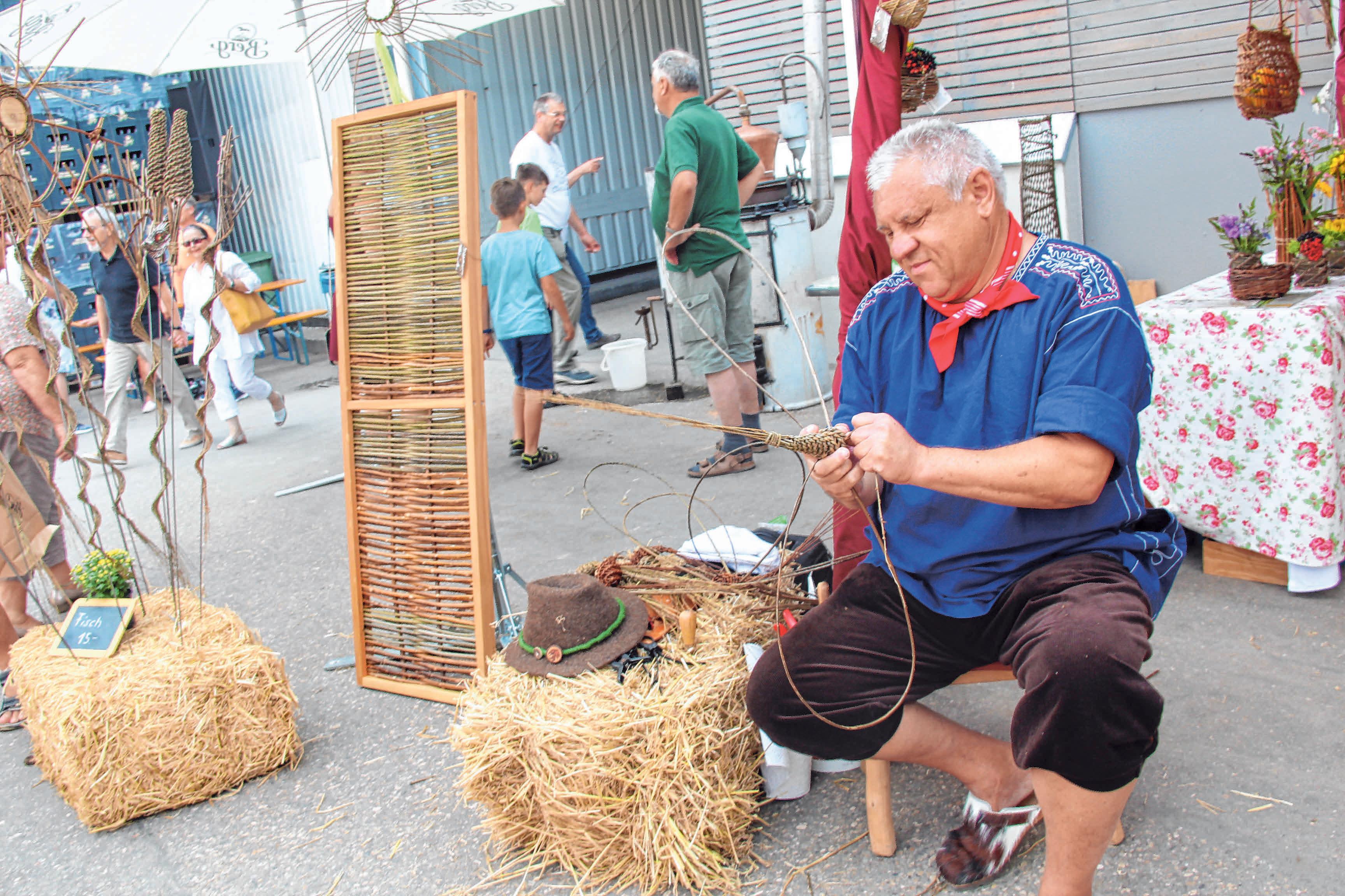 Korbflechten ist eine Kunst. Korbflechten ist eine Kunst.
