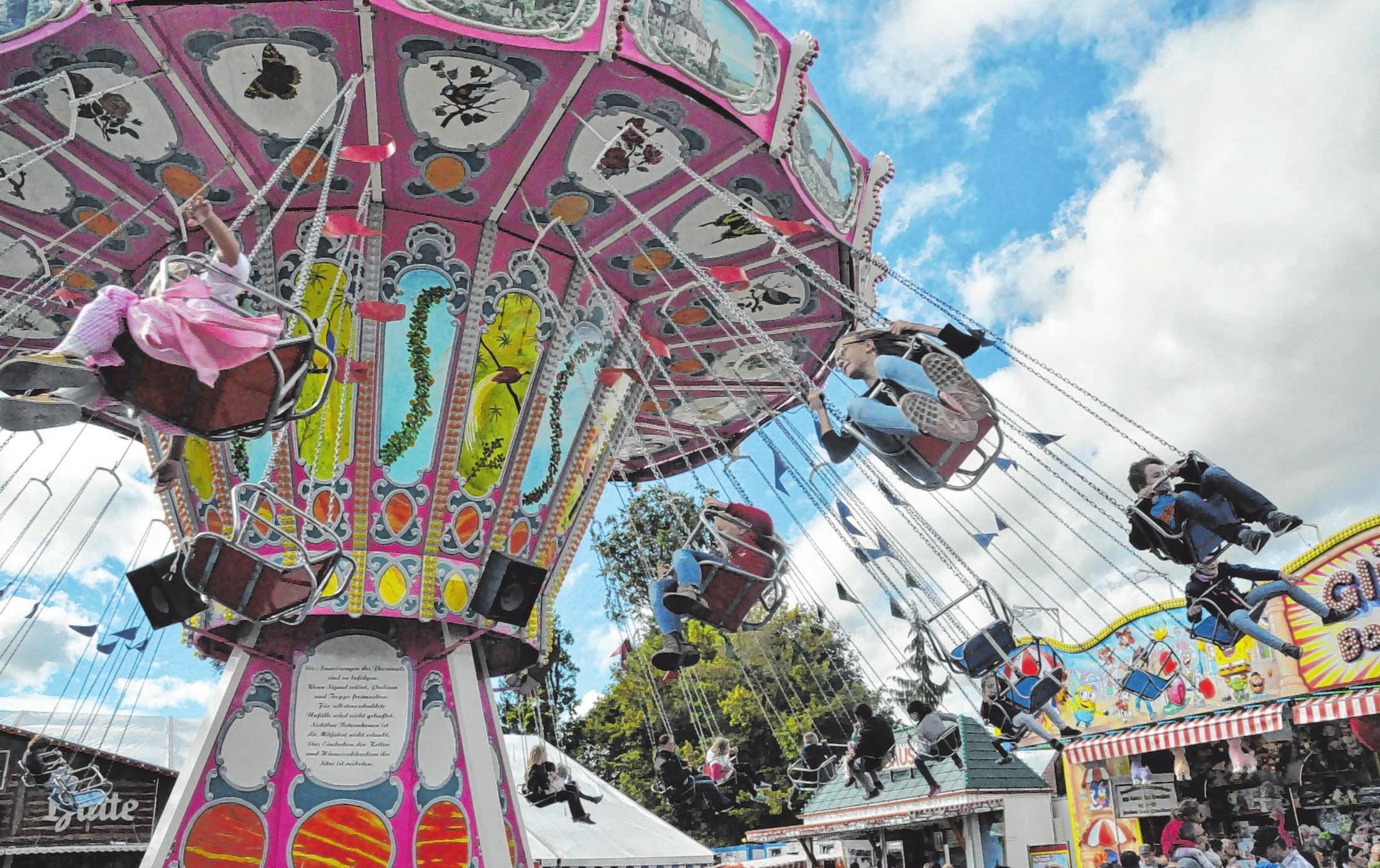 Im Vergnügungspark auf dem Festplatz sorgt für den ganz besonderen Spaßfaktor auf dem Michaeli-Markt. Im Vergnügungspark auf dem Festplatz sorgt für den ganz besonderen Spaßfaktor auf dem Michaeli-Markt.