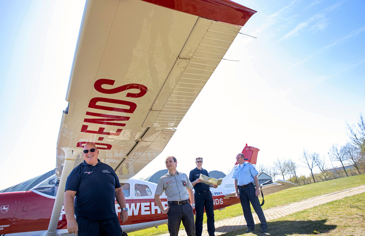 CREW +1: Gregor Szielasko (Pilot), Hergen Knocke (Forst), Stephan Meier (Feuerwehr) und Kreisbrandmeister Torsten Hensel. CREW +1: Gregor Szielasko (Pilot), Hergen Knocke (Forst), Stephan Meier (Feuerwehr) und Kreisbrandmeister Torsten Hensel.