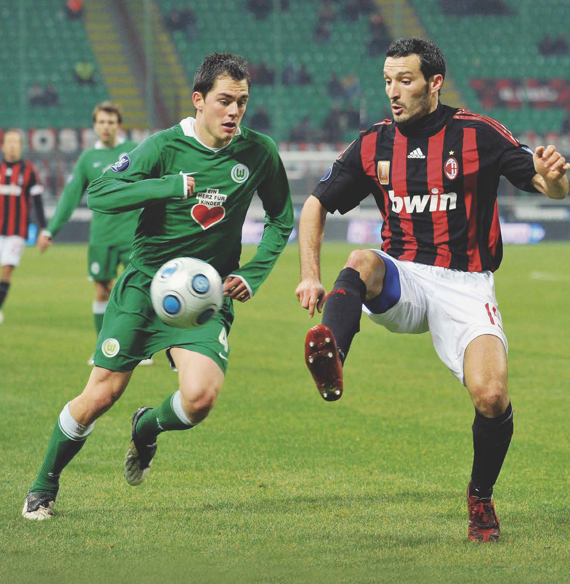 Der VfL beim AC Mailand: Marcel Schäfer gegen Gianluca Zambrotta.