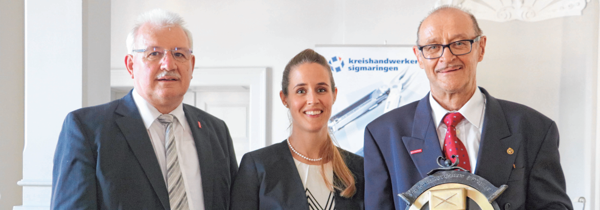 Kreishandwerksmeister Siegmund Bauknecht (l.) übergibt Karl Griener das Wappen des deutschen Handwerks als Abschiedsgeschenk. Seine Tochter Patricia Griener ist seit August die neue Geschäftsführerin der Kreishandwerkerschaft. Foto: Ehrlich Kreishandwerksmeister Siegmund Bauknecht (l.) übergibt Karl Griener das Wappen des deutschen Handwerks als Abschiedsgeschenk. Seine Tochter Patricia Griener ist seit August die neue Geschäftsführerin der Kreishandwerkerschaft. Foto: Ehrlich