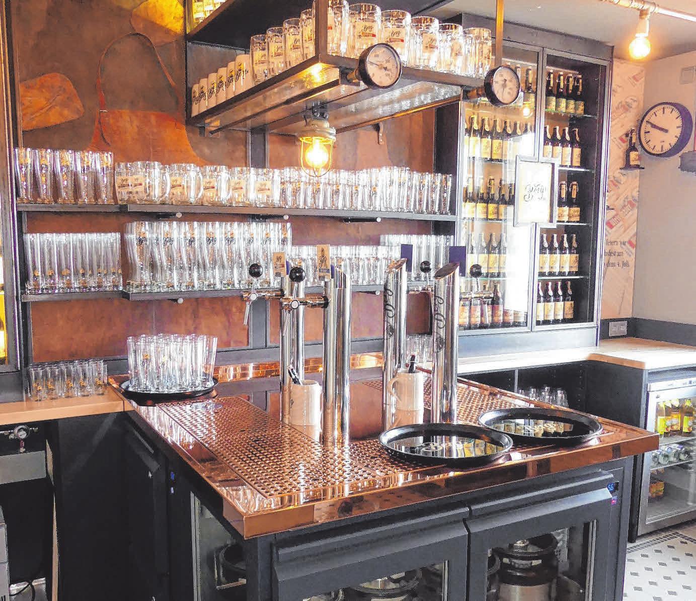 An der Theke werden in der neuen „Brau- & Backstube“ die leckeren Biere der Berg Brauerei gezapft. An der Theke werden in der neuen „Brau- & Backstube“ die leckeren Biere der Berg Brauerei gezapft.