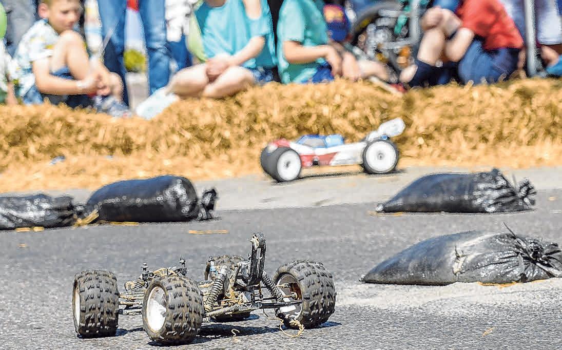 Auf dem Gelände vom Autohaus Messmer dürfen die Racing Cars vom AuMSC Gehrenberg bewundert werden. Auf dem Gelände vom Autohaus Messmer dürfen die Racing Cars vom AuMSC Gehrenberg bewundert werden.