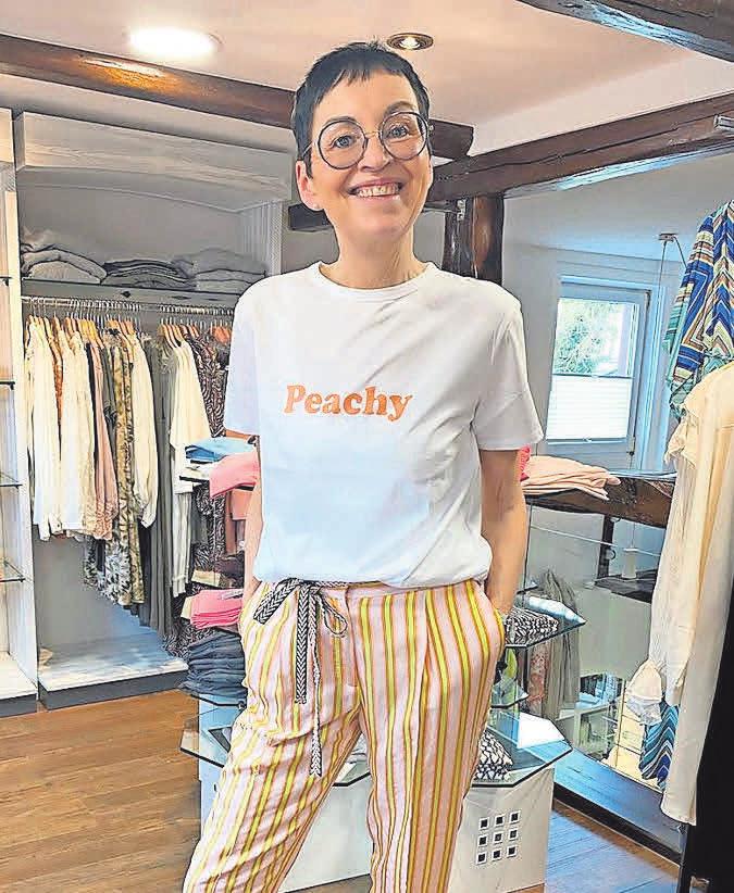 Bleibt gut gelaunt und lädt zum virtuellen Schaufensterbummel ein: Iris Heitmüller, Inhaberin von Mode & Lebensart. Foto: privat Bleibt gut gelaunt und lädt zum virtuellen Schaufensterbummel ein: Iris Heitmüller, Inhaberin von Mode & Lebensart. Foto: privat