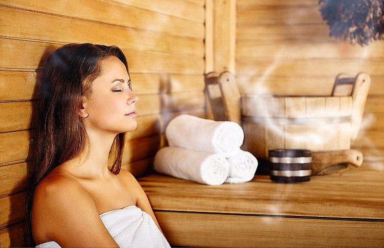 Ein regelmäßiger Besuch in der Sauna stärkt unser Immunsystem, verbessert unser Hautbild und sorgt auch für allgemeines Wohlbefinden. Foto: sabine hürdler - stock.adobe.com