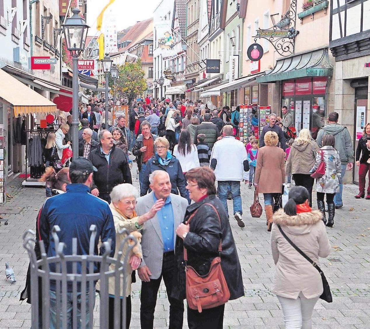 Zeit zum Einkaufen, Zeit zum Schauen und „Waafn“: Marktzeit ist für viele Kulmbacher Anlass, sich zu treffen und zu schauen, was die vielen Fieranten zu bieten haben. Zeit zum Einkaufen, Zeit zum Schauen und „Waafn“: Marktzeit ist für viele Kulmbacher Anlass, sich zu treffen und zu schauen, was die vielen Fieranten zu bieten haben.