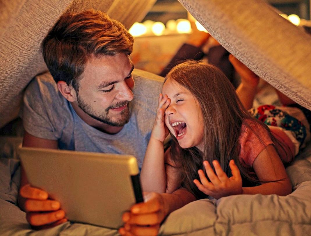 Tablet statt TV-Gerät, ausschalten statt Standby-Betrieb: Auf einfache Weise lässt sich Energie sparen. Foto: djd/E.ON/Getty Tablet statt TV-Gerät, ausschalten statt Standby-Betrieb: Auf einfache Weise lässt sich Energie sparen. Foto: djd/E.ON/Getty