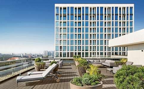 Startprojekt für ein neues Quartier: Am Alexanderplatz wurde der Wohnkomplex „Grandaire“ mit 65 Stockwerken errichtet. FOTO: DIEPHOTODESIGNER.DE SCHLUCHTMANN EK