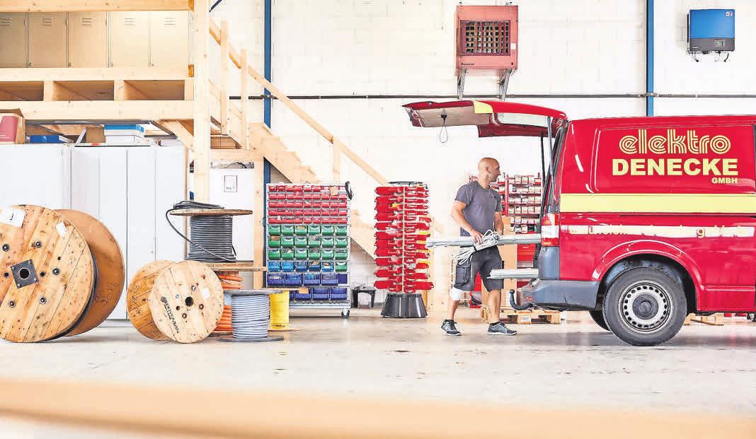 Mit dem Bulli zum Arbeitsmaterial. Für Mitarbeiter Fabian Beger eine Erleichterung beim Beladen. Mit dem Bulli zum Arbeitsmaterial. Für Mitarbeiter Fabian Beger eine Erleichterung beim Beladen.