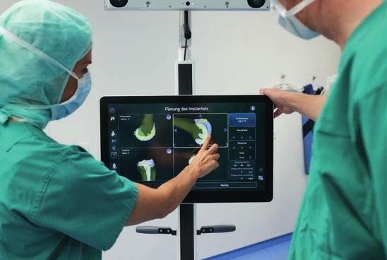 Per Touchscreen können die Mediziner:innen das exakte dreidimensionale Modell des Gelenkes wenden und von allen Seiten betrachten.