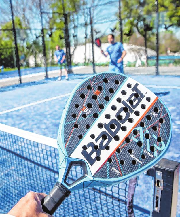 Padel-Tennis wird mit einem kurzen KunststoffSchläger gespielt. Bild: Thomas Neu