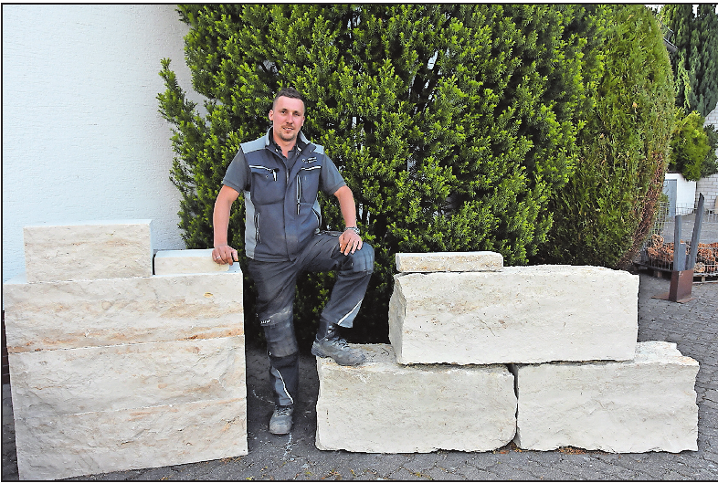 Gestaltet auch mit großen Steinen Grillplätze und Sommerküchen in Gärten: Steinmetzmeister Christian Schmitt. FOTO: CLEMENS Gestaltet auch mit großen Steinen Grillplätze und Sommerküchen in Gärten: Steinmetzmeister Christian Schmitt. FOTO: CLEMENS