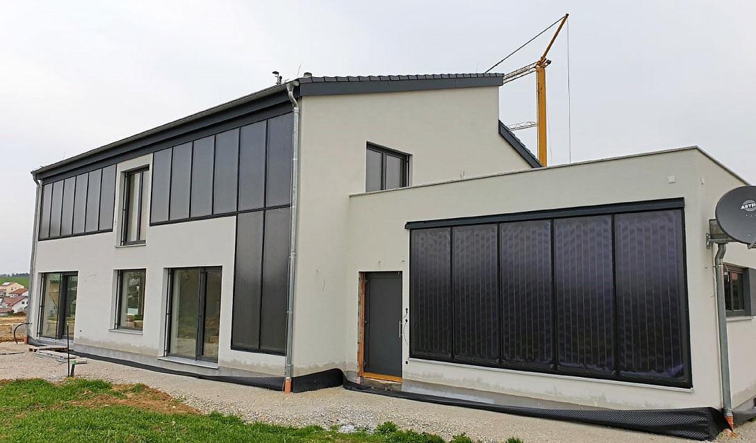 Solarthermie-Kollektoren und Photovoltaikmodule sorgen für ein autarkes Wohnhaus. Das mit der Lüftungsanlage gekoppelte Heizsystem basiert auf Holz und Erdwärme. Fotos: Hegenberger Solarthermie-Kollektoren und Photovoltaikmodule sorgen für ein autarkes Wohnhaus. Das mit der Lüftungsanlage gekoppelte Heizsystem basiert auf Holz und Erdwärme. Fotos: Hegenberger