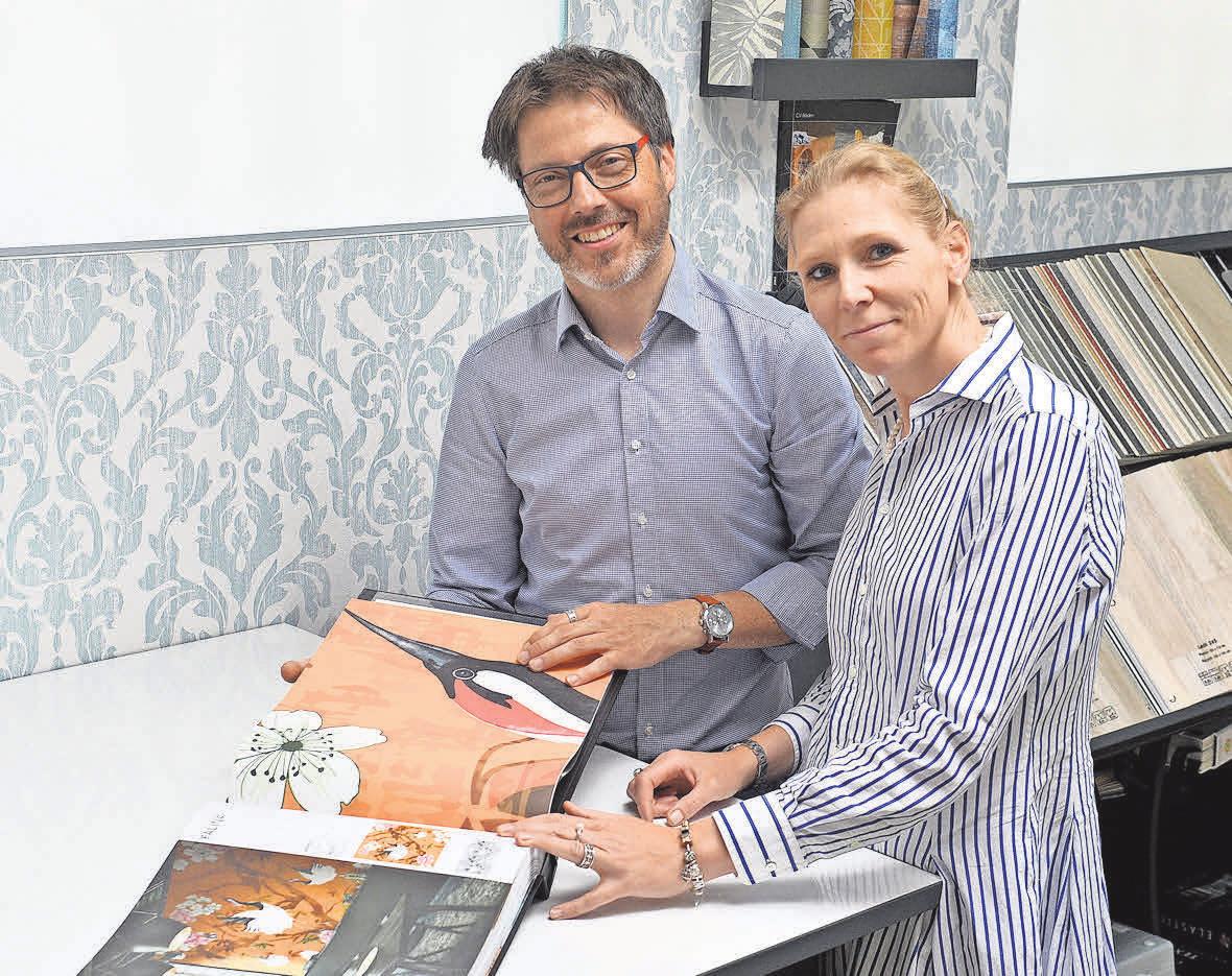 Torben und Franziska Schröter tauschen sich über Beispiele zum Sanieren und Bestücken von Fußbodenbelägen und Wänden aus. FOTO: MARKUS HARTWIG Torben und Franziska Schröter tauschen sich über Beispiele zum Sanieren und Bestücken von Fußbodenbelägen und Wänden aus. FOTO: MARKUS HARTWIG