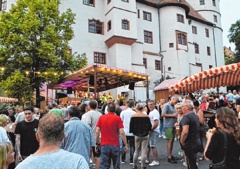 Die Bands auf der Hauptbühne am Echterturm sorgen für Stimmung und ziehen die Gäste an. Die Bands auf der Hauptbühne am Echterturm sorgen für Stimmung und ziehen die Gäste an.