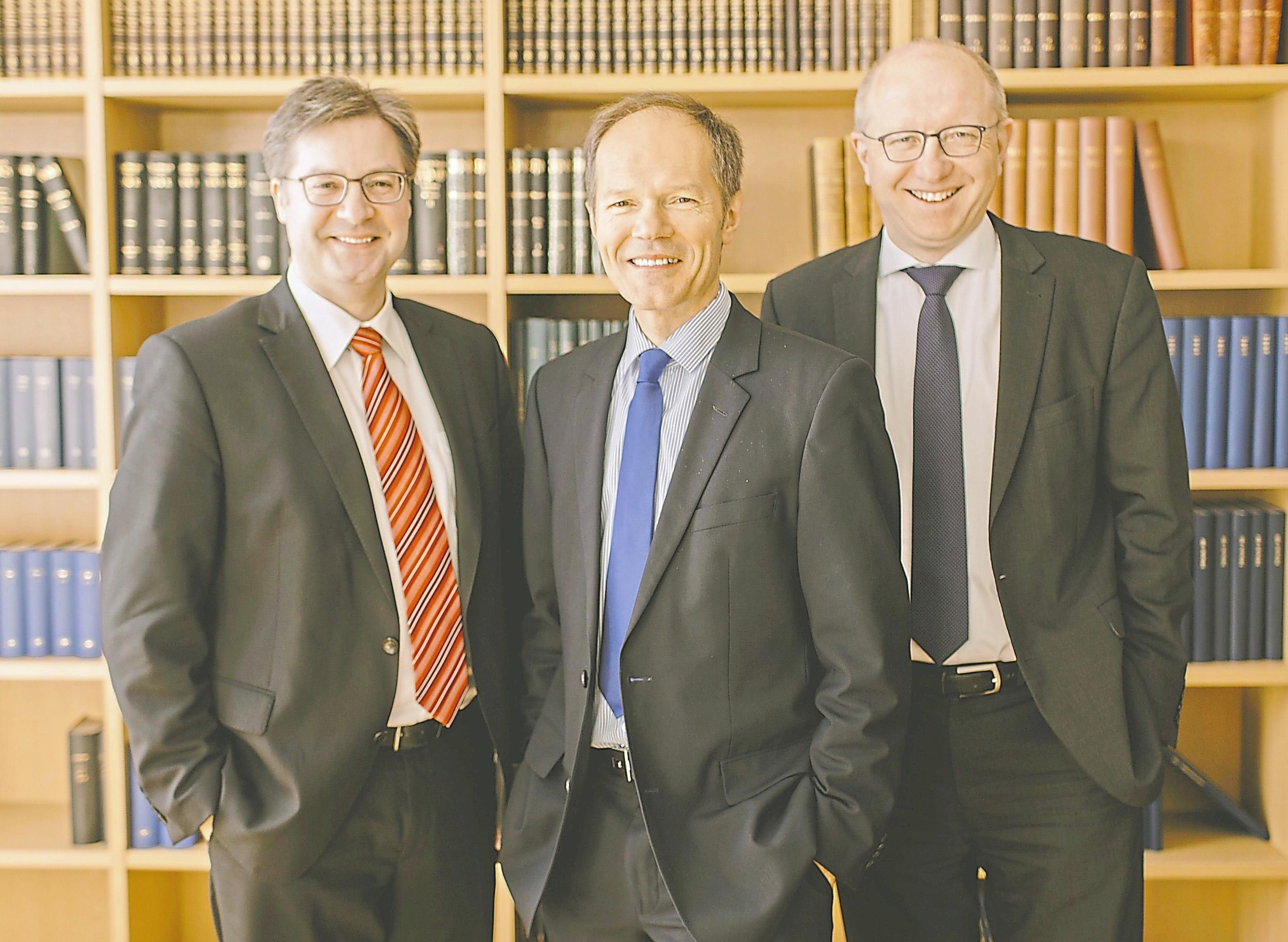 Das Team der Notare Christian Huster, Ralf Gosda und Karsten Havighorst (v.l.) wird durch Notar a. D. Gerd Grabenschröer ergänzt, der auf eine mehr als 40-jährige notarielle Berufserfahrung zurückgreifen kann. Foto: Gosda Havighorst Huster Das Team der Notare Christian Huster, Ralf Gosda und Karsten Havighorst (v.l.) wird durch Notar a. D. Gerd Grabenschröer ergänzt, der auf eine mehr als 40-jährige notarielle Berufserfahrung zurückgreifen kann. Foto: Gosda Havighorst Huster