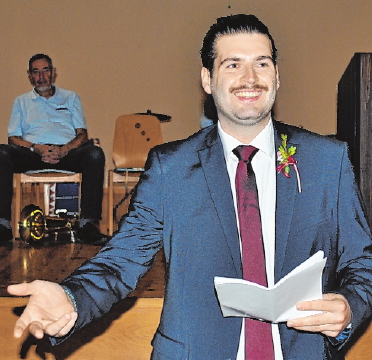 Der Kirmesprediger greift lustige Begebenheiten auf. Der Kirmesprediger greift lustige Begebenheiten auf.