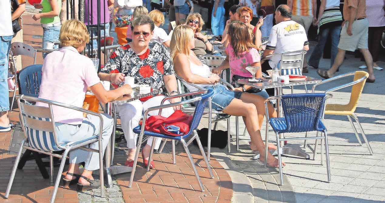 Die Betreiber der Cafés und Lokale laden die Besucher am Verkaufsoffenen Sonntag zum Verweilen ein. Die Betreiber der Cafés und Lokale laden die Besucher am Verkaufsoffenen Sonntag zum Verweilen ein.