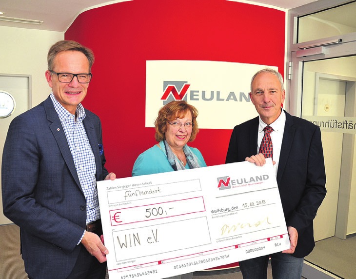 Hans-Dieter Brand (l.) übergibt die Spende an Joachim Harms und Rita Rummrich vom Verein WIN. Hans-Dieter Brand (l.) übergibt die Spende an Joachim Harms und Rita Rummrich vom Verein WIN.