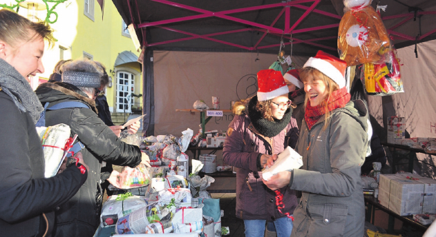 Viele fleißige Hände bereiteten den karitativen Basar am 1. Adventssamstag vor. Viele fleißige Hände bereiteten den karitativen Basar am 1. Adventssamstag vor.