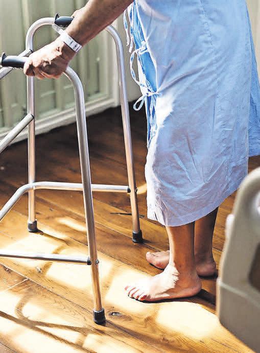 Wenn ältere Menschen zu Hause Pflege benötigen, sind ihre Angehörigen gefordert. Wenn ältere Menschen zu Hause Pflege benötigen, sind ihre Angehörigen gefordert.