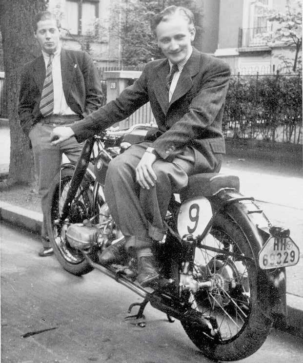 Detlev Louis 1938 auf seinem ersten Motorrad – einer BMW-R51.
