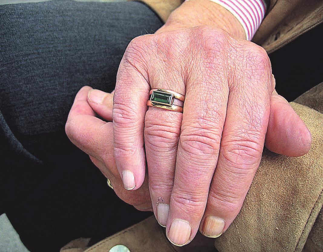 Um eine gute Pflege zu Hause gewährleisten zu können, ist es legitim, sich eine andere Pflegeperson zur Seite zu holen. Um eine gute Pflege zu Hause gewährleisten zu können, ist es legitim, sich eine andere Pflegeperson zur Seite zu holen.