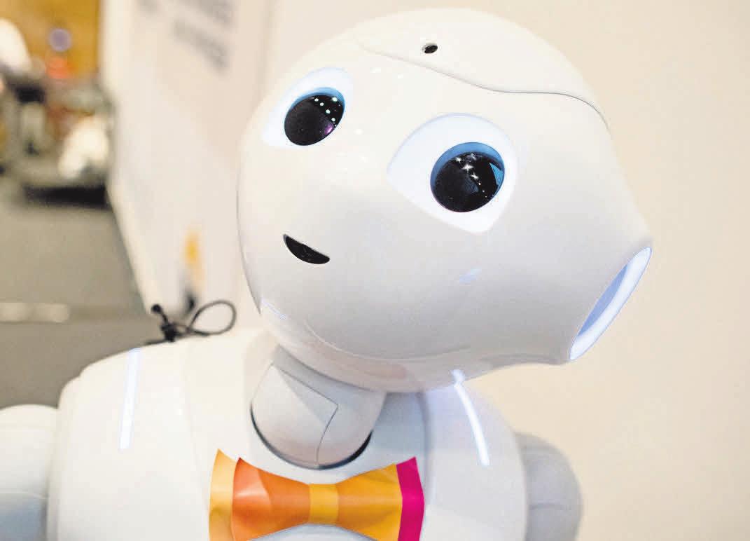 Roboter Pepper wurde auf Messe-Tour geschickt, um für die Digitalisierung der Pflegebranche zu werben. FOTO: J. STRATENSCHULTE/DPA Roboter Pepper wurde auf Messe-Tour geschickt, um für die Digitalisierung der Pflegebranche zu werben. FOTO: J. STRATENSCHULTE/DPA