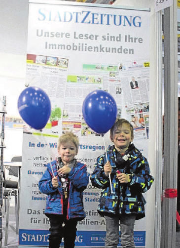 Sogar die kleinen Besucher marschierten mit den Eltern durch die Messe und wurden an allen Ständen mit Luftballons, Süßigkeiten und Leuchtbällen verwöhnt. Die Aussteller hatten sich richtig auf die Kleinsten eingestellt gehabt. Sogar die kleinen Besucher marschierten mit den Eltern durch die Messe und wurden an allen Ständen mit Luftballons, Süßigkeiten und Leuchtbällen verwöhnt. Die Aussteller hatten sich richtig auf die Kleinsten eingestellt gehabt.