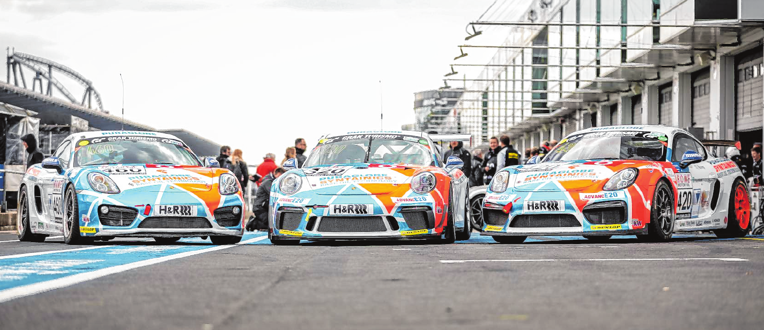 Sitzt auch selbst am Steuer des rassigen Porsche-Bio-Trio. Sitzt auch selbst am Steuer des rassigen Porsche-Bio-Trio.