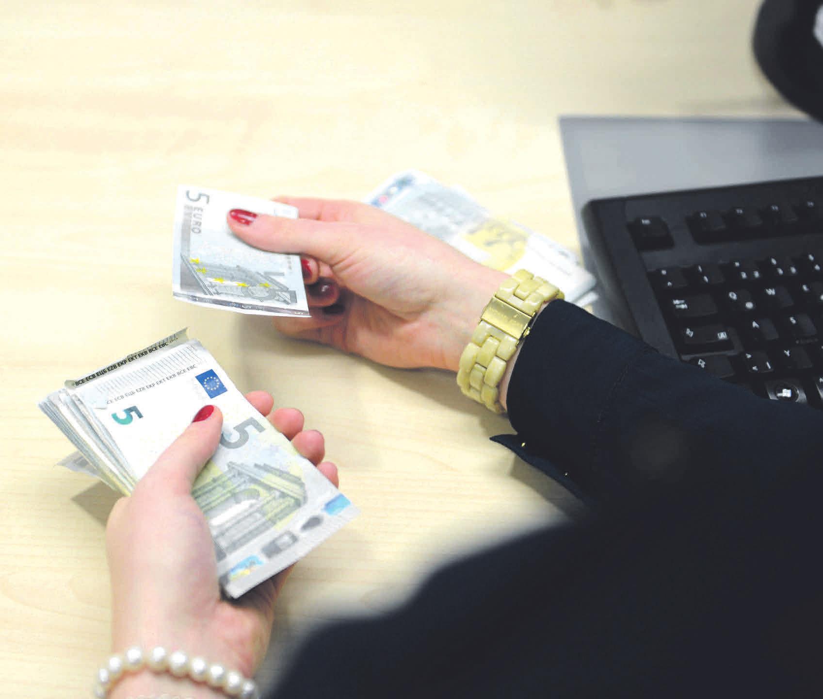 Das Geld der anderen: Bankkaufleute tragen viel Verantwortung. Beispielsweise beraten sie Kunden bei Finanzfragen. Foto: Martin Rehm Das Geld der anderen: Bankkaufleute tragen viel Verantwortung. Beispielsweise beraten sie Kunden bei Finanzfragen. Foto: Martin Rehm
