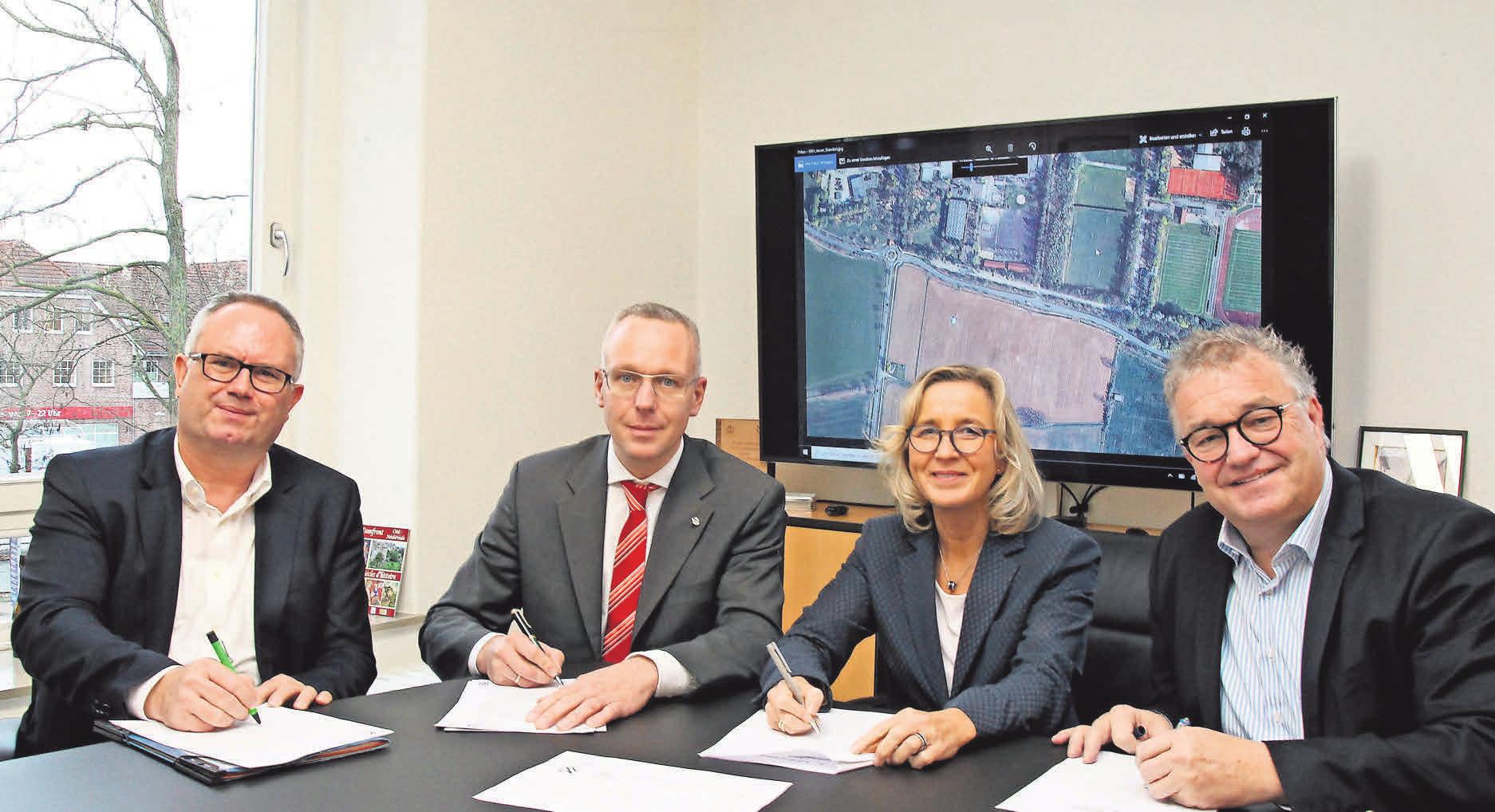 Mit den Unterschriften von KRH-Personalchef Michael Born (von links), Bürgermeister Axel Düker, KRH-Finanzchefin Barbara Schulte und Regionspräsident Hauke Jagau ist der Neubau des Krankenhauses zwischen Großburgwedel und Isernhagen gesichert. Foto: Thomas Oberdorfer Mit den Unterschriften von KRH-Personalchef Michael Born (von links), Bürgermeister Axel Düker, KRH-Finanzchefin Barbara Schulte und Regionspräsident Hauke Jagau ist der Neubau des Krankenhauses zwischen Großburgwedel und Isernhagen gesichert. Foto: Thomas Oberdorfer