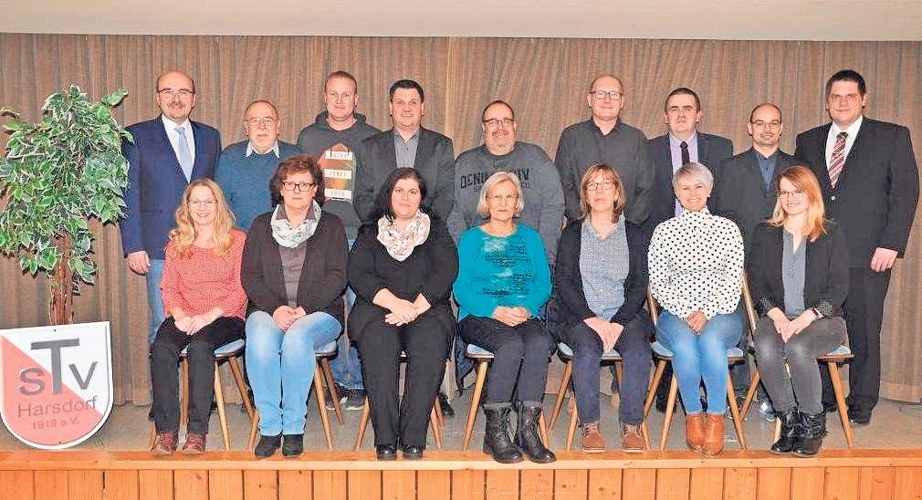 Die Vorstandschaft des TSV Harsdorf mit erstem Vorsitzendem Manfred Zapf (hinten links) im Jubiläumsjahr. Foto: red Die Vorstandschaft des TSV Harsdorf mit erstem Vorsitzendem Manfred Zapf (hinten links) im Jubiläumsjahr. Foto: red