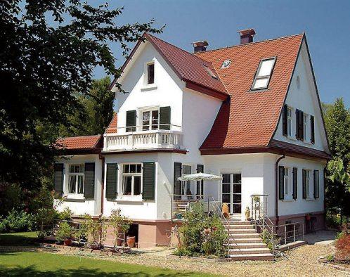 Modernisiertes Wohnhaus mit Kunststofffenstern. Bild: VFF/hilzinger Fenster Modernisiertes Wohnhaus mit Kunststofffenstern. Bild: VFF/hilzinger Fenster