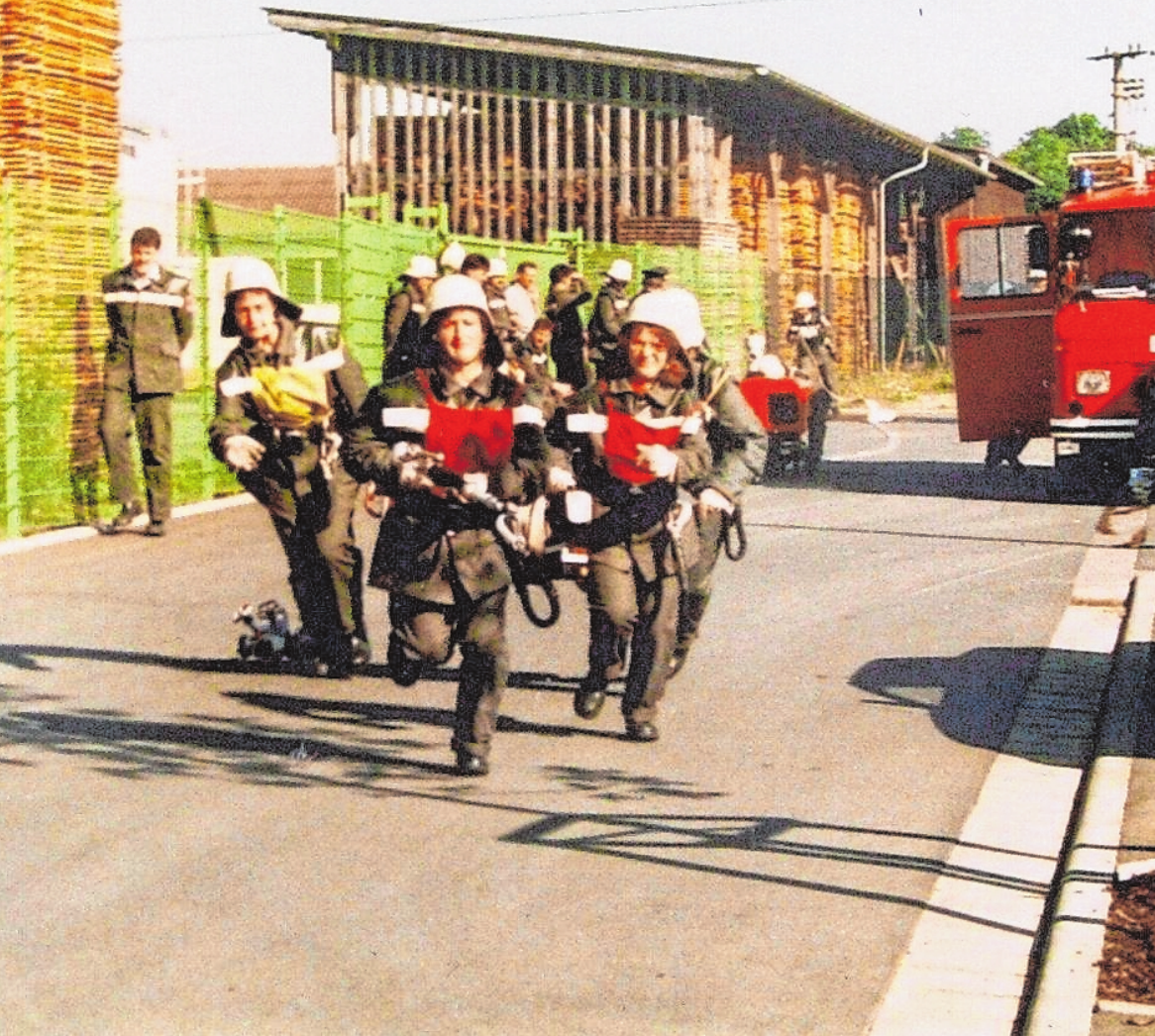 Im Herbst 1996 trat die damalige Damengruppe der Feuerwehr Wonfurt zu ihrem ersten Leistungsabzeichen an. Im Herbst 1996 trat die damalige Damengruppe der Feuerwehr Wonfurt zu ihrem ersten Leistungsabzeichen an.
