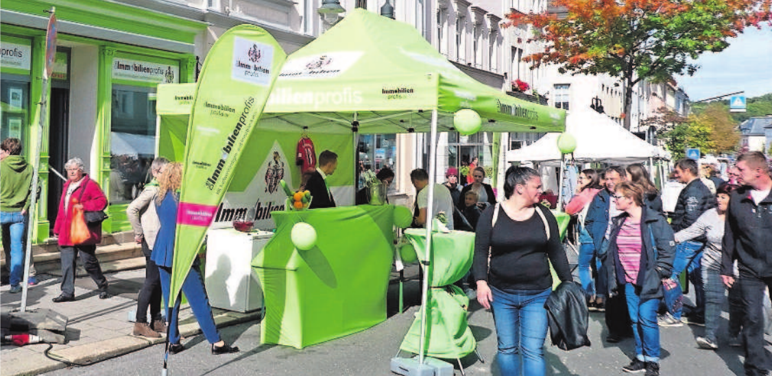 Immer etwas los. Viele Besucher statteten dem Infostand und den neuen Geschäftsräumen vom ImmobilienSHOP Hof zum Tag der offenen Tür einen Kurzbesuch ab. Fotos: Immobilienprofis Immer etwas los. Viele Besucher statteten dem Infostand und den neuen Geschäftsräumen vom ImmobilienSHOP Hof zum Tag der offenen Tür einen Kurzbesuch ab. Fotos: Immobilienprofis