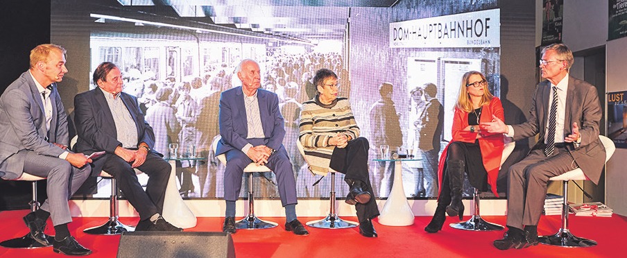Auf dem Podium entwickelte sich ein angeregter Gedankenaustausch Auf dem Podium entwickelte sich ein angeregter Gedankenaustausch