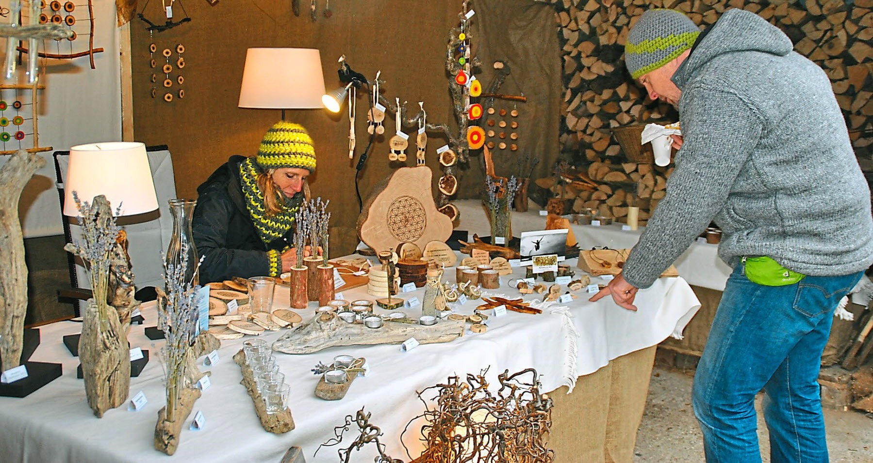 Stimmungsvolle Atmosphäre mit tausendfachem Lichterglanz und attraktives Kunsthandwerk – mehr als Grund genug für einen Besuch der Arnsberger Dorfweihnacht. Fotos: oh Stimmungsvolle Atmosphäre mit tausendfachem Lichterglanz und attraktives Kunsthandwerk – mehr als Grund genug für einen Besuch der Arnsberger Dorfweihnacht. Fotos: oh