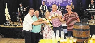 Der Fassbieranstich zumFrühschoppen imFestzelt gilt jedes Jahr als ein Höhepunkt der Festwoche. Der Fassbieranstich zumFrühschoppen imFestzelt gilt jedes Jahr als ein Höhepunkt der Festwoche.