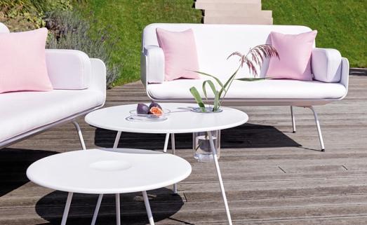 Kein Unterschied: Möbel für draußen sind genauso schick wie fürs Wohnzimmer. FOTOS: CROCE&WIR; GRAZ/VITEO; HARALD FLEISSNER / KOELNMESSE GMBH Kein Unterschied: Möbel für draußen sind genauso schick wie fürs Wohnzimmer. FOTOS: CROCE&WIR; GRAZ/VITEO; HARALD FLEISSNER / KOELNMESSE GMBH