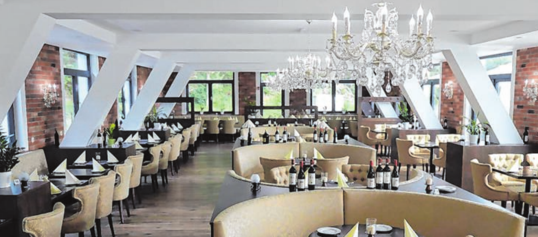 Wohlfühlambiente im Restaurantbereich: Bis zu 110 Personen können hier zeitgleich speisen und einen der 80 verschiedenen Weine verköstigen. Wohlfühlambiente im Restaurantbereich: Bis zu 110 Personen können hier zeitgleich speisen und einen der 80 verschiedenen Weine verköstigen.