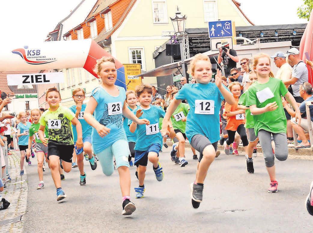 90 MÄDCHEN UND JUNGEN sowie zehn Staffeln gingen beim Bad Dübener Stadtlauf im vergangenen Jahr an den Start. Foto: Steffen Brost 90 MÄDCHEN UND JUNGEN sowie zehn Staffeln gingen beim Bad Dübener Stadtlauf im vergangenen Jahr an den Start. Foto: Steffen Brost