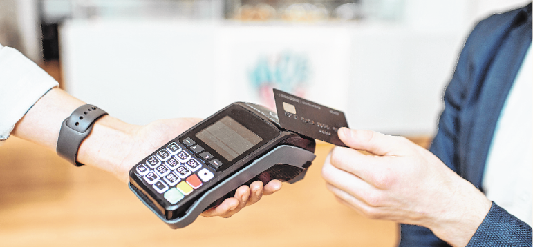 Mit Kreditkarte zu bezahlen soll Kunden und Verkäufer schützen. Denn theoretisch ist es möglich, sich über Banknoten mit dem Coronavirus zu infizieren. Mit Kreditkarte zu bezahlen soll Kunden und Verkäufer schützen. Denn theoretisch ist es möglich, sich über Banknoten mit dem Coronavirus zu infizieren.