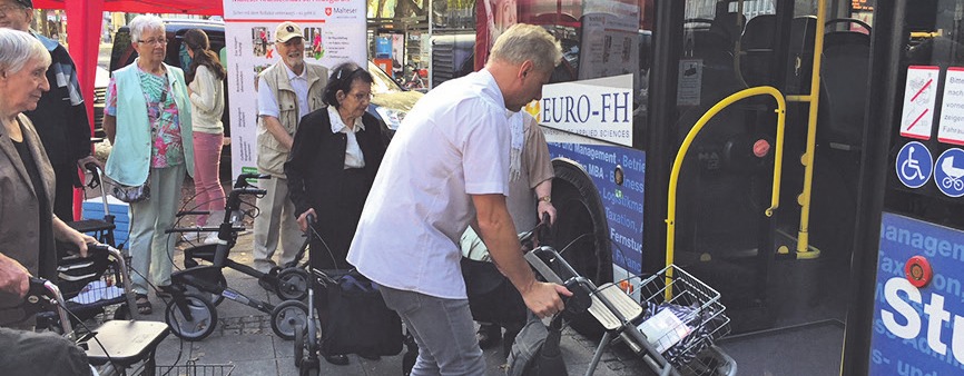 Das sichere Ein- und Aussteigen übten die Besucher an einem Bus Das sichere Ein- und Aussteigen übten die Besucher an einem Bus