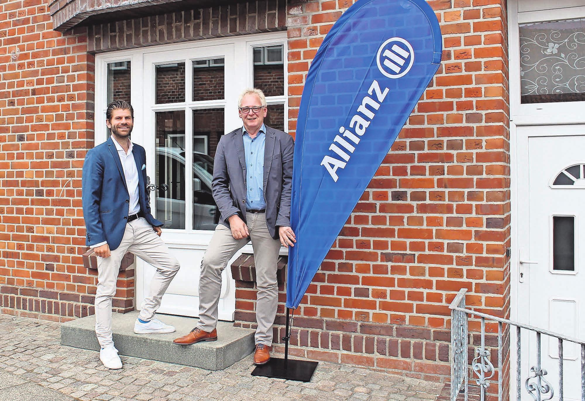 Die Allianz-Versicherungsvertretung in Oldenburg: Generalvertreter Volker Ruge (r.) und Tim Barez vor dem neuen Büro am Hopfenmarkt. Fotos: M. Billhardt Die Allianz-Versicherungsvertretung in Oldenburg: Generalvertreter Volker Ruge (r.) und Tim Barez vor dem neuen Büro am Hopfenmarkt. Fotos: M. Billhardt