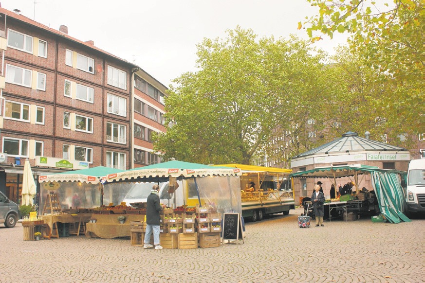 Der werktags tägliche Öko-Wochenmarkt bildet den Mittelpunkt des Winterhuder Marktplatzes