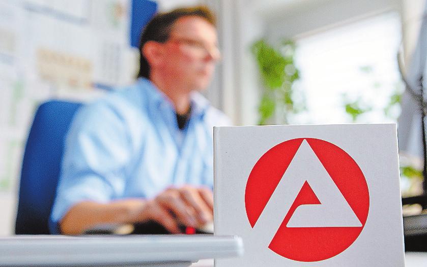 Eine Umschulung sollte genau geplant sein: Dazu vereinbaren Interessierte am besten einen Beratungstermin in der Agentur für Arbeit. FOTO:MARKUS SCHOLZ/DPA Eine Umschulung sollte genau geplant sein: Dazu vereinbaren Interessierte am besten einen Beratungstermin in der Agentur für Arbeit. FOTO:MARKUS SCHOLZ/DPA