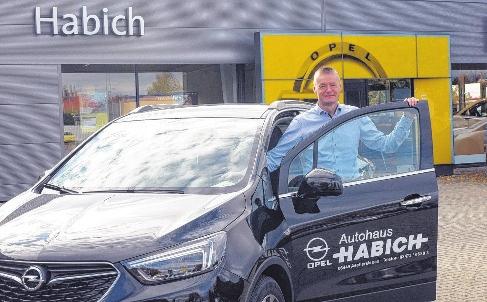 Geschäftsführer Sven Habich steht vorm Eingangsbereich seines Autohauses in Aschersleben. Geschäftsführer Sven Habich steht vorm Eingangsbereich seines Autohauses in Aschersleben.