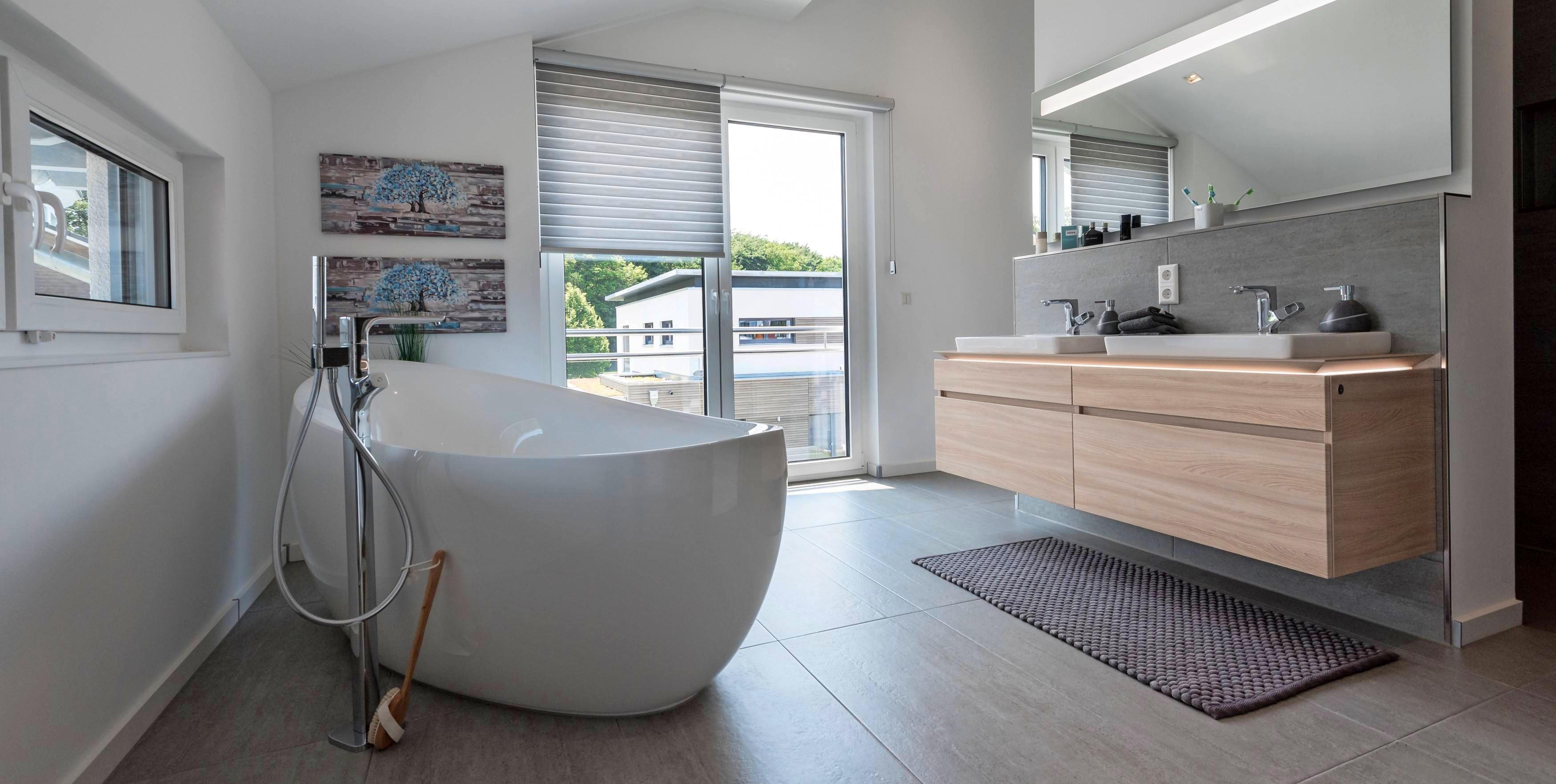 Das Badezimmer gewinnt an Stellung im Haus: Es wird immer größer und wohnlicher. Dazu tragen vor allem Möbel in Echtholz oder in Holzoptik bei. Foto: Daniel Maurer Das Badezimmer gewinnt an Stellung im Haus: Es wird immer größer und wohnlicher. Dazu tragen vor allem Möbel in Echtholz oder in Holzoptik bei. Foto: Daniel Maurer
